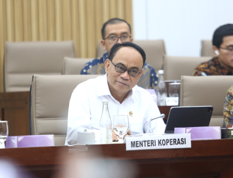 Komisi VI DPR gelar raker dengan Menteri Koperasi Budi Arie membahas program kerja dan anggaran 2025 (Ashar/SinPo.id)