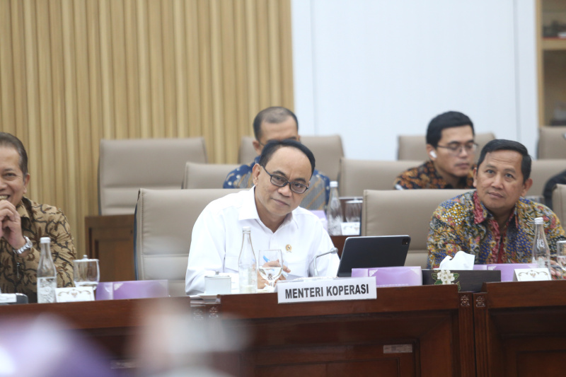 Komisi VI DPR gelar raker dengan Menteri Koperasi Budi Arie membahas program kerja dan anggaran 2025 (Ashar/SinPo.id)