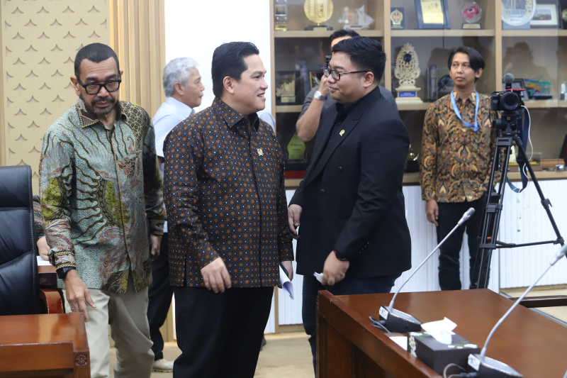 Komisi VI DPR menggelar raker dengan Menteri BUMN Erick Thohir dan CEO Danantara Rosan Roeslani membahas roadmap rencana kerja (Ashar/SinPo.id)
