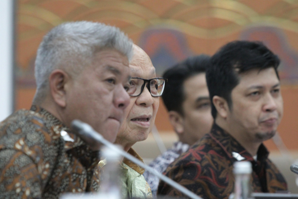 Komisi VI DPR menggelar raker dengan Dirut Garuda Indonesia Glenny H Kairupan membahas kinerja semester I 2025 (Ashar/SiNpo.id)