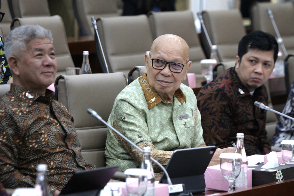 Komisi VI DPR menggelar raker dengan Dirut Garuda Indonesia Glenny H Kairupan membahas kinerja semester I 2025 (Ashar/SiNpo.id)