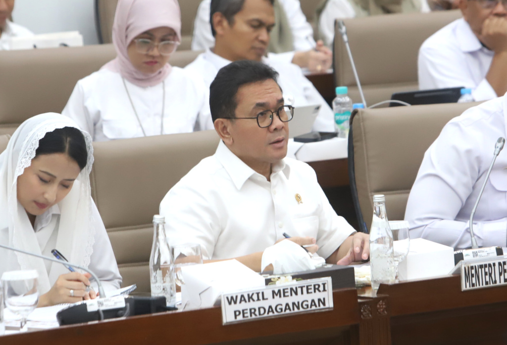 Komisi VI DPR menggelar raker dengan Menteri Perdagangan Budi Santoso membahas dengan asosiasi petani tebu (Ashar/SinPo.id)
