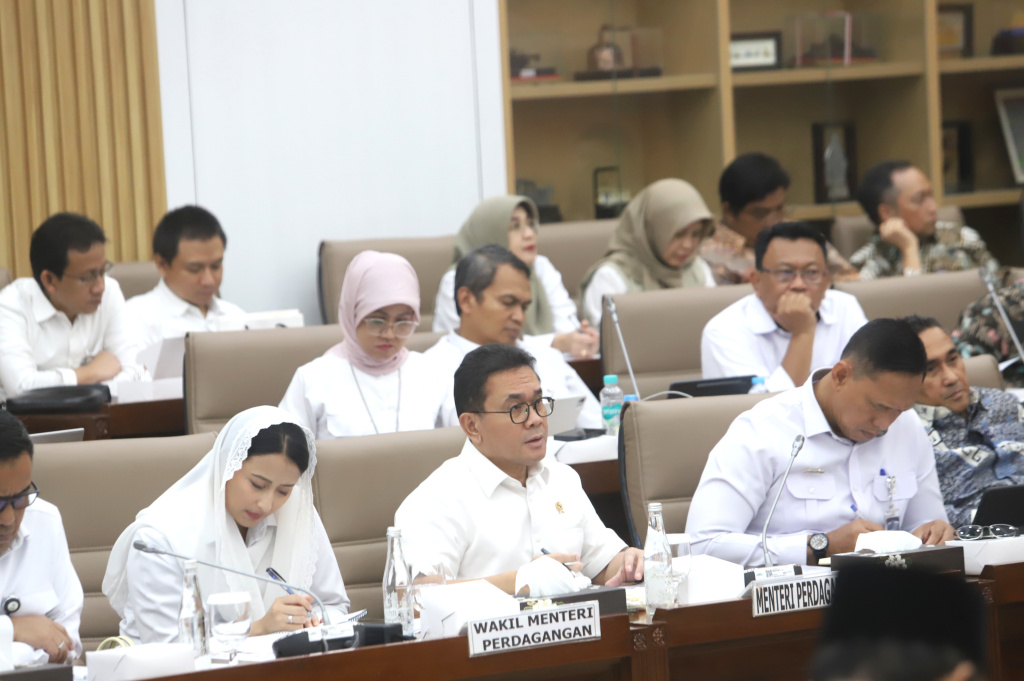 Komisi VI DPR menggelar raker dengan Menteri Perdagangan Budi Santoso membahas dengan asosiasi petani tebu (Ashar/SinPo.id)