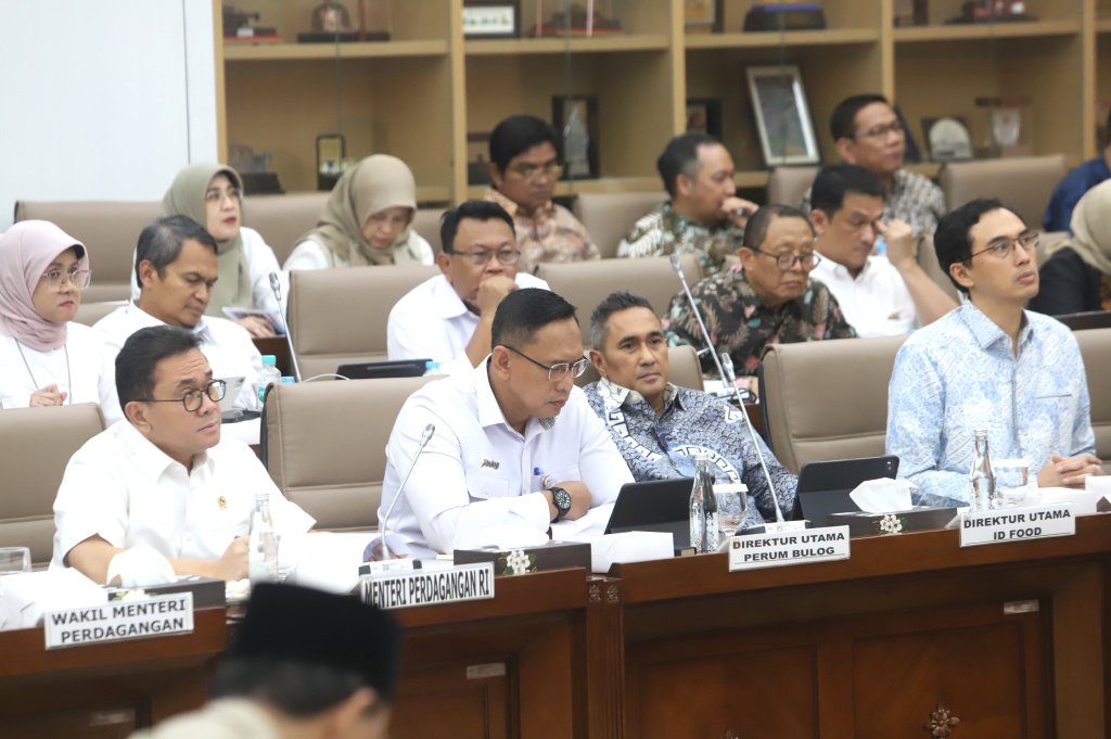 Komisi VI DPR menggelar raker dengan Menteri Perdagangan Budi Santoso membahas dengan asosiasi petani tebu (Ashar/SinPo.id)