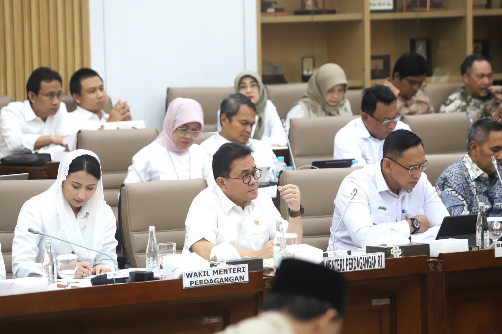 Komisi VI DPR menggelar raker dengan Menteri Perdagangan Budi Santoso membahas dengan asosiasi petani tebu (Ashar/SinPo.id)