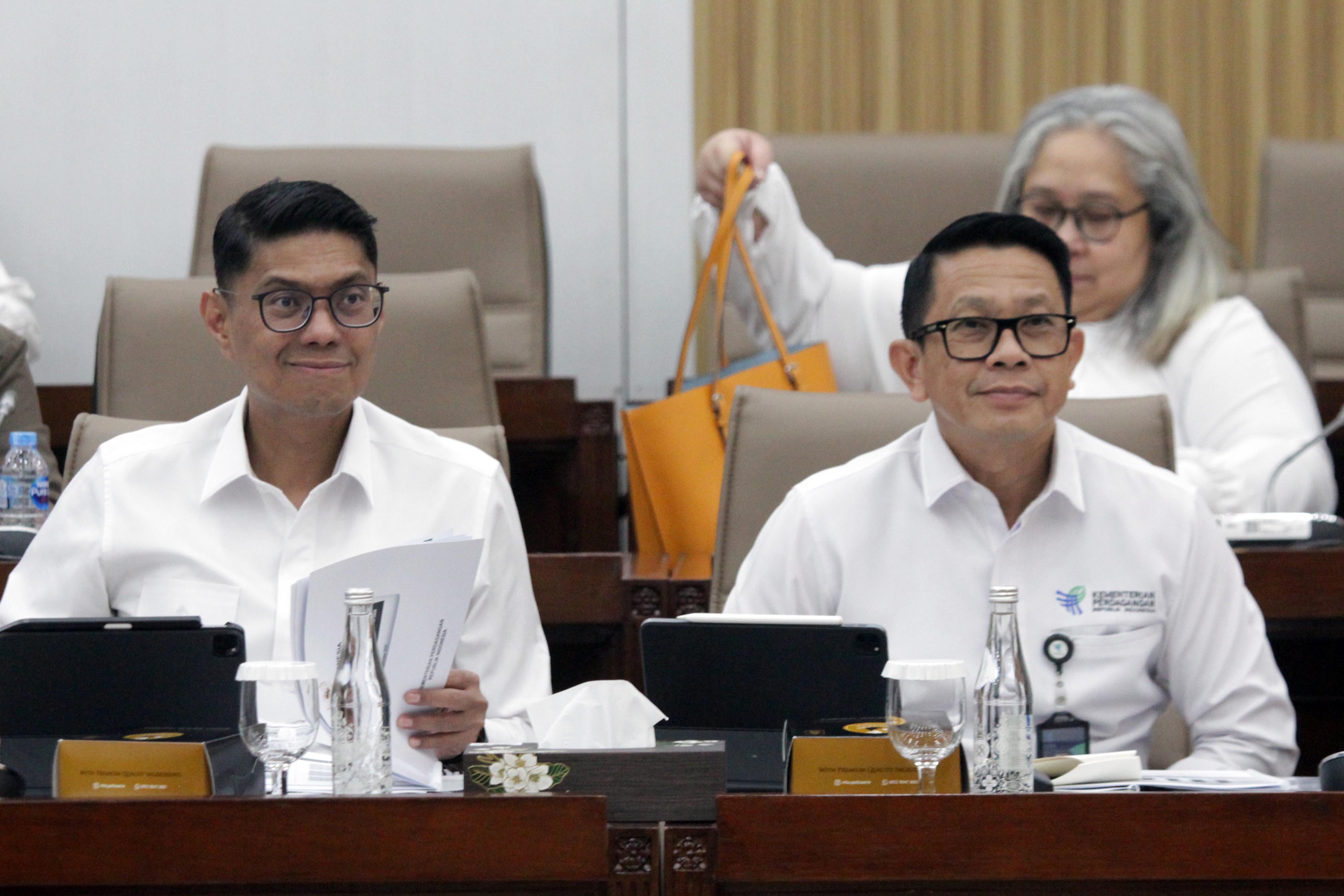Komisi VI DPR menggelar raker dengan Menteri Perdagangan Budi Santoso membahas penyesuaian Anggaran 2026 (Ashar/SinPo.id)