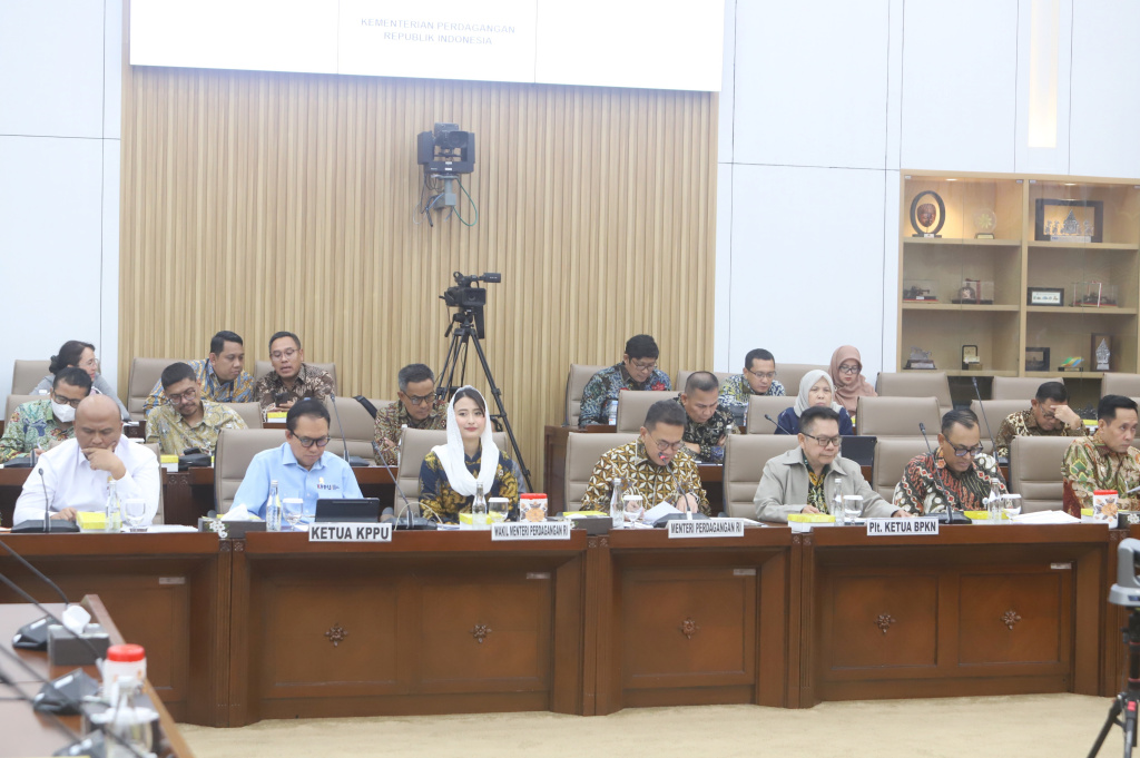Komisi VI DPR menggelar raker dengan Menteri Perdagangan Budi Santoso membahas Regulasi E-commerce dan Perlindungan Pelaku Usaha Dalam Negeri (Ashar/SinPo.id)