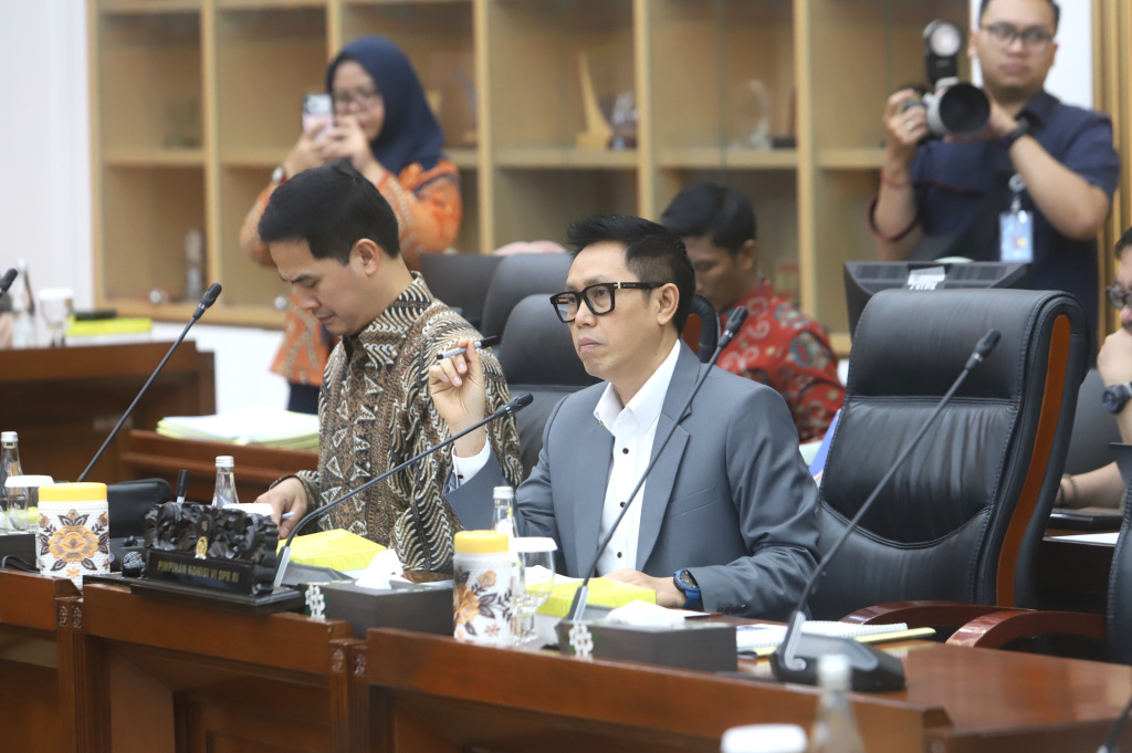 Komisi VI DPR menggelar raker dengan Menteri Perdagangan Budi Santoso membahas Regulasi E-commerce dan Perlindungan Pelaku Usaha Dalam Negeri (Ashar/SinPo.id)