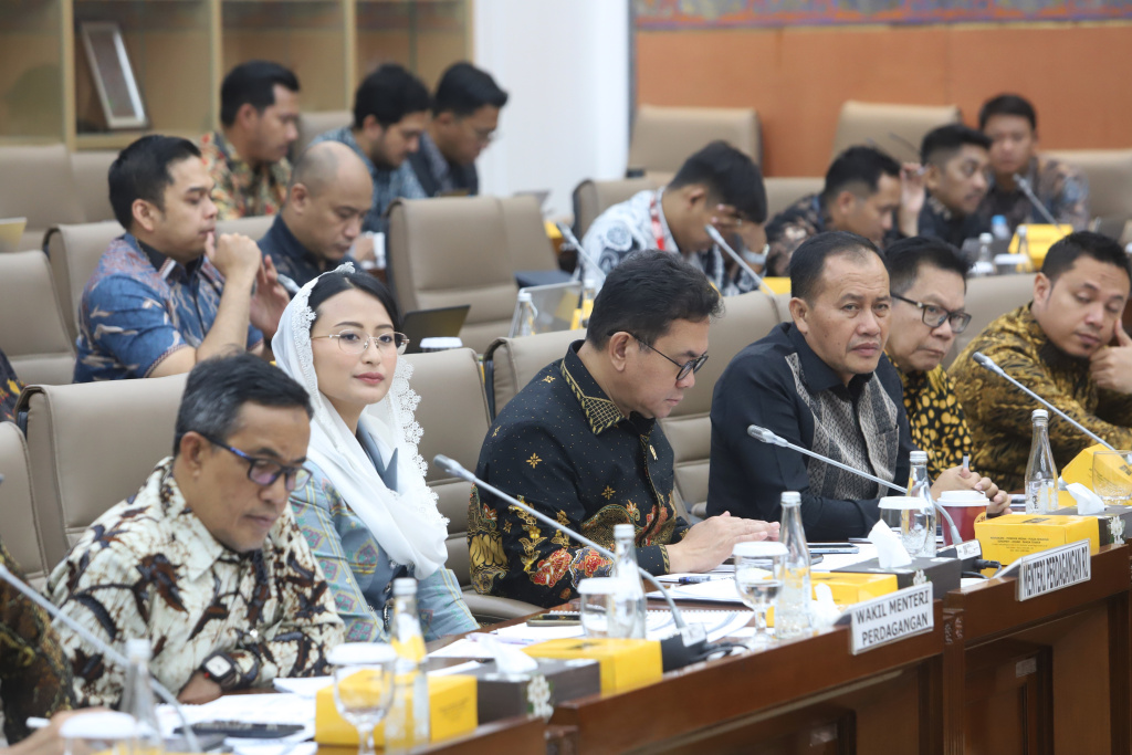 Komisi VI DPR menggelar raker dengan Mendag Budi Santoso dan Ketua BPKN Muhamma Mufti membahas anggaran 2026 (Ashar/SinPo.id)