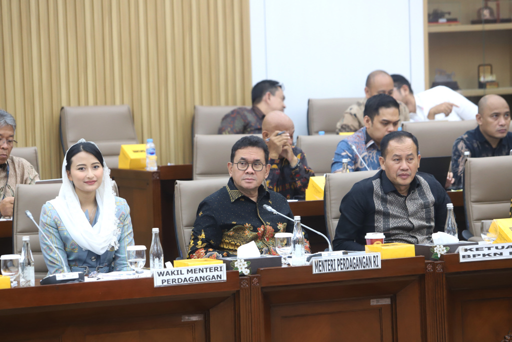 Komisi VI DPR menggelar raker dengan Mendag Budi Santoso dan Ketua BPKN Muhamma Mufti membahas anggaran 2026 (Ashar/SinPo.id)