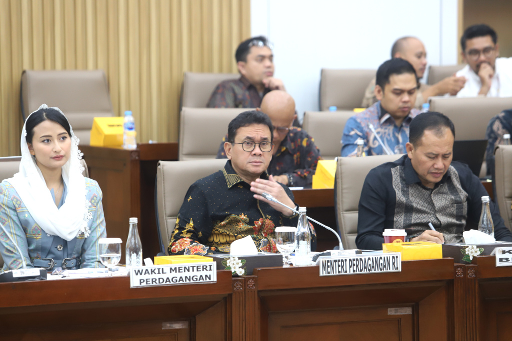 Komisi VI DPR menggelar raker dengan Mendag Budi Santoso dan Ketua BPKN Muhamma Mufti membahas anggaran 2026 (Ashar/SinPo.id)