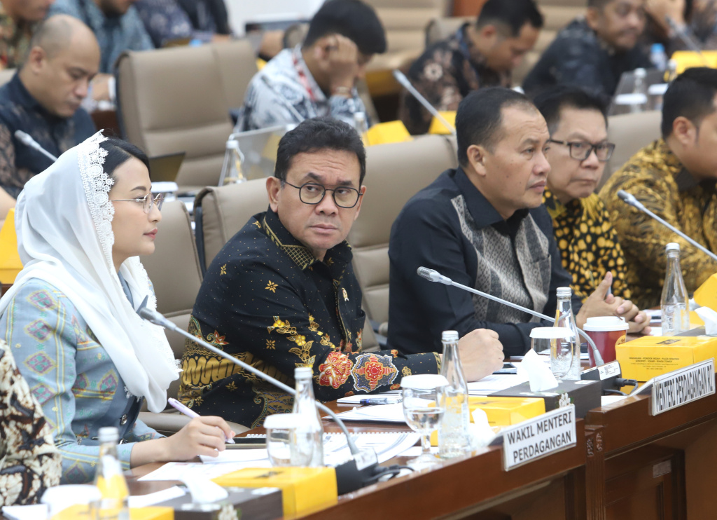 Komisi VI DPR menggelar raker dengan Mendag Budi Santoso dan Ketua BPKN Muhamma Mufti membahas anggaran 2026 (Ashar/SinPo.id)