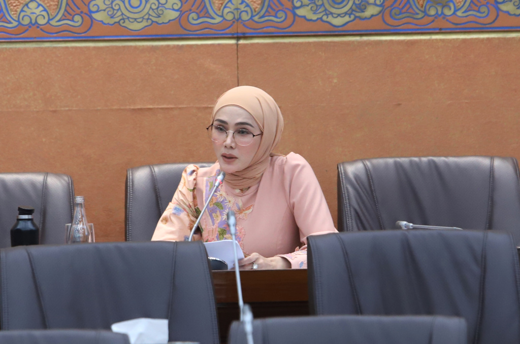 Komisi VI DPR menggelar raker dengan Mendag Budi Santoso dan Ketua BPKN Muhamma Mufti membahas anggaran 2026 (Ashar/SinPo.id)