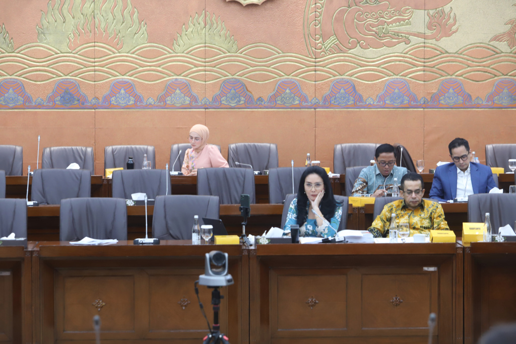 Komisi VI DPR menggelar raker dengan Mendag Budi Santoso dan Ketua BPKN Muhamma Mufti membahas anggaran 2026 (Ashar/SinPo.id)