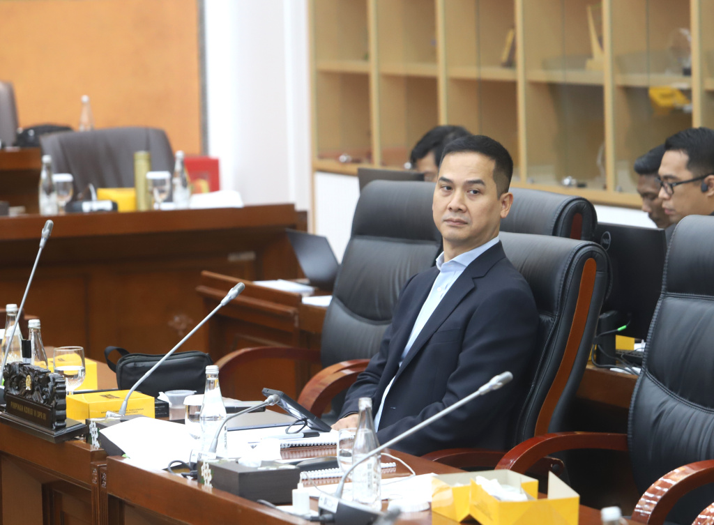 Komisi VI DPR menggelar raker dengan Mendag Budi Santoso dan Ketua BPKN Muhamma Mufti membahas anggaran 2026 (Ashar/SinPo.id)