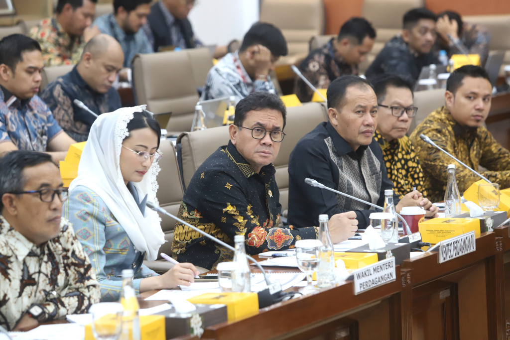 Komisi VI DPR menggelar raker dengan Mendag Budi Santoso dan Ketua BPKN Muhamma Mufti membahas anggaran 2026 (Ashar/SinPo.id)
