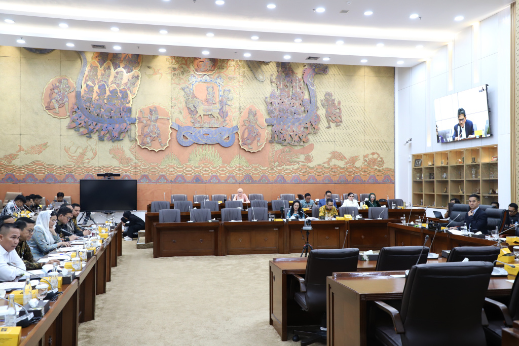 Komisi VI DPR menggelar raker dengan Mendag Budi Santoso dan Ketua BPKN Muhamma Mufti membahas anggaran 2026 (Ashar/SinPo.id)