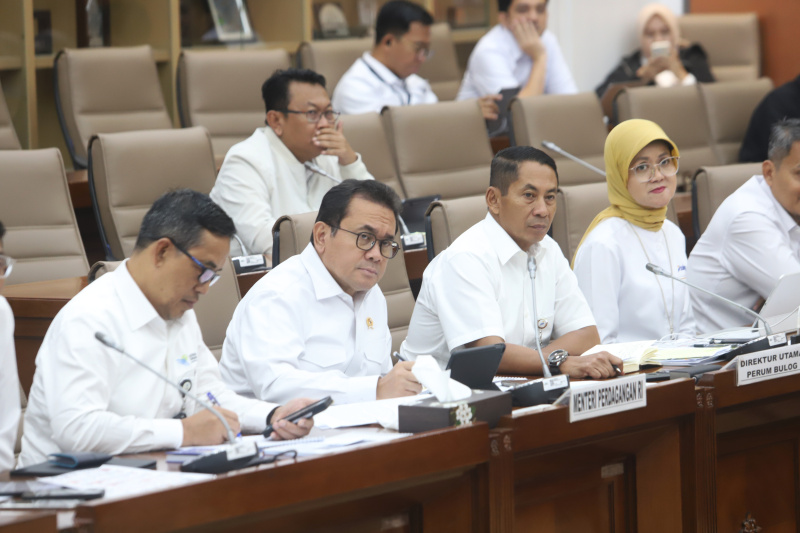 Komisi VI DPR gelar raker dengan Menteri Perdagangan Budi Santoso dan Dirut Bulog Mayjen TNI Novy Helmy Prasetya membahas stok pasokan pangan ramadan (Ashar/SinPo.id)