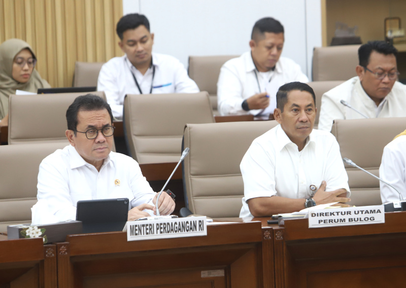 Komisi VI DPR gelar raker dengan Menteri Perdagangan Budi Santoso dan Dirut Bulog Mayjen TNI Novy Helmy Prasetya membahas stok pasokan pangan ramadan (Ashar/SinPo.id)