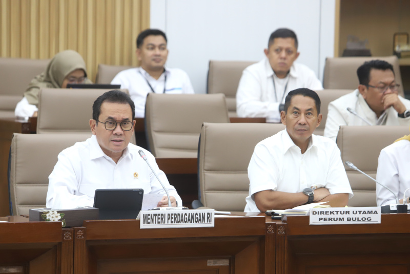 Komisi VI DPR gelar raker dengan Menteri Perdagangan Budi Santoso dan Dirut Bulog Mayjen TNI Novy Helmy Prasetya membahas stok pasokan pangan ramadan (Ashar/SinPo.id)