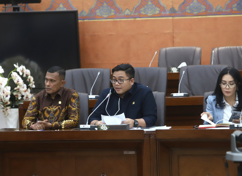 Komisi VI DPR gelar raker dengan Menteri Perdagangan Budi Santoso dan Dirut Bulog Mayjen TNI Novy Helmy Prasetya membahas stok pasokan pangan ramadan (Ashar/SinPo.id)