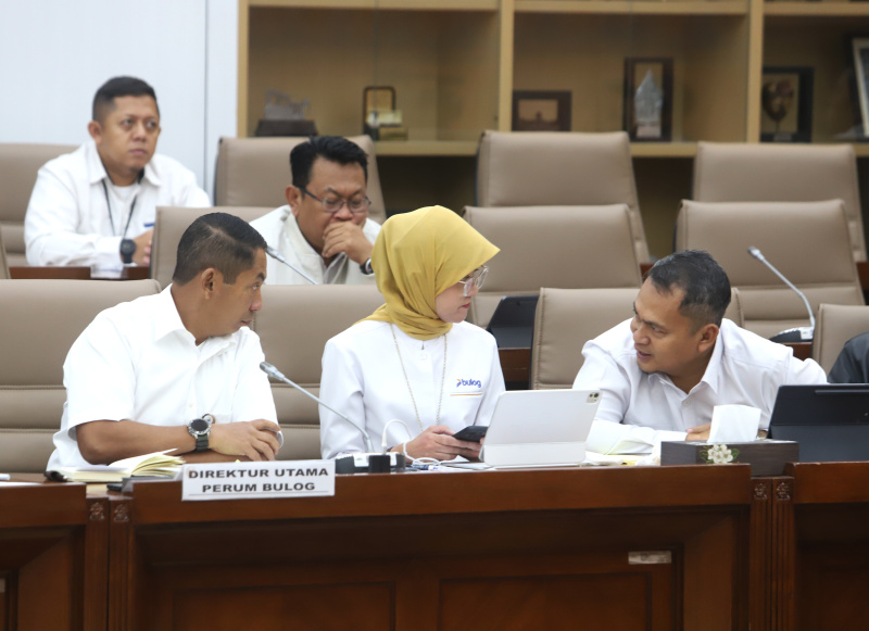 Komisi VI DPR gelar raker dengan Menteri Perdagangan Budi Santoso dan Dirut Bulog Mayjen TNI Novy Helmy Prasetya membahas stok pasokan pangan ramadan (Ashar/SinPo.id)