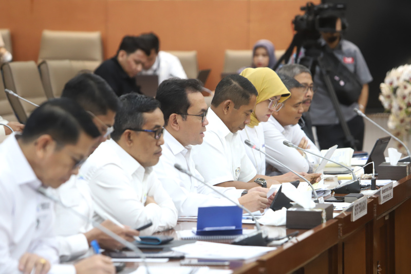 Komisi VI DPR gelar raker dengan Menteri Perdagangan Budi Santoso dan Dirut Bulog Mayjen TNI Novy Helmy Prasetya membahas stok pasokan pangan ramadan (Ashar/SinPo.id)