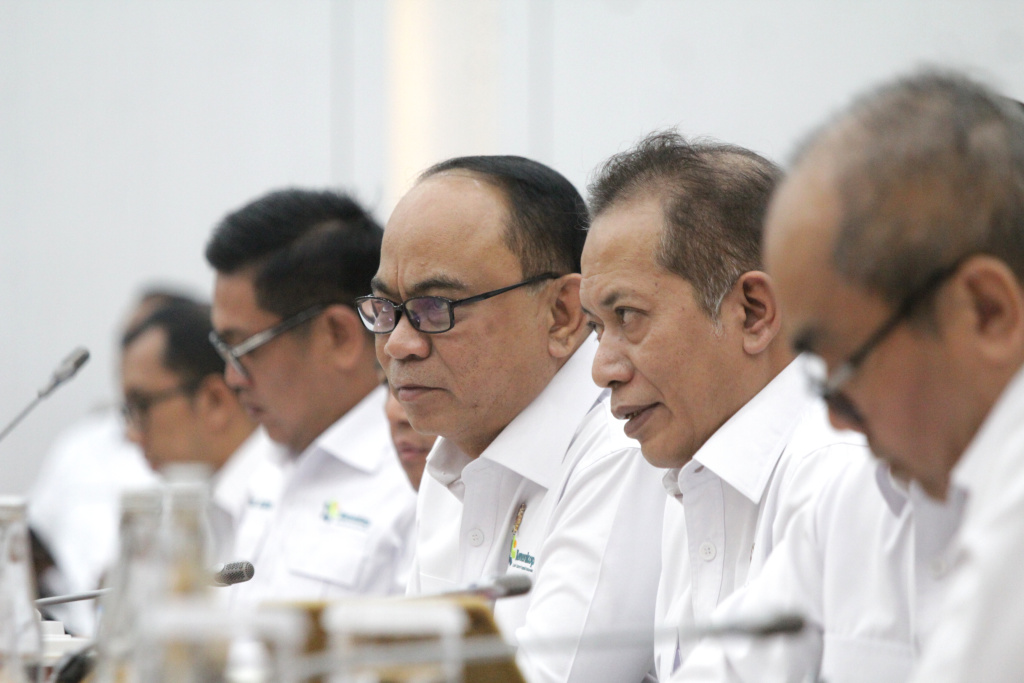 Komisi VI DPR gelar raker dengan Menteri Koperasi Budi Arie membahas Anggaran TA 2026 (Ashar/SinPo.id)