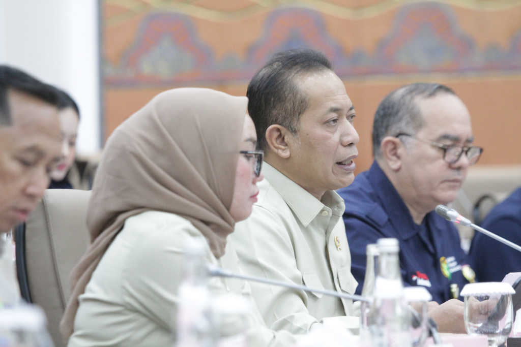 Komisi VI menggelar raker dengan Menkop Ferry Juliantono membahas infrastruktur koperasi desa merah putih (Ashar/SinPo.id)