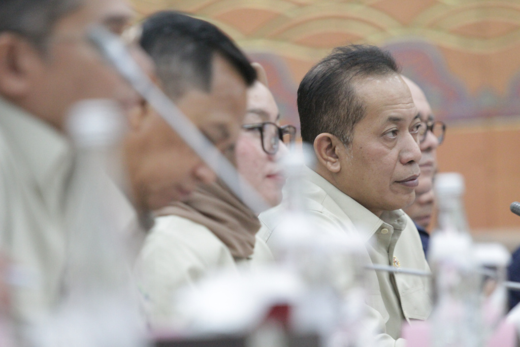 Komisi VI menggelar raker dengan Menkop Ferry Juliantono membahas infrastruktur koperasi desa merah putih (Ashar/SinPo.id)