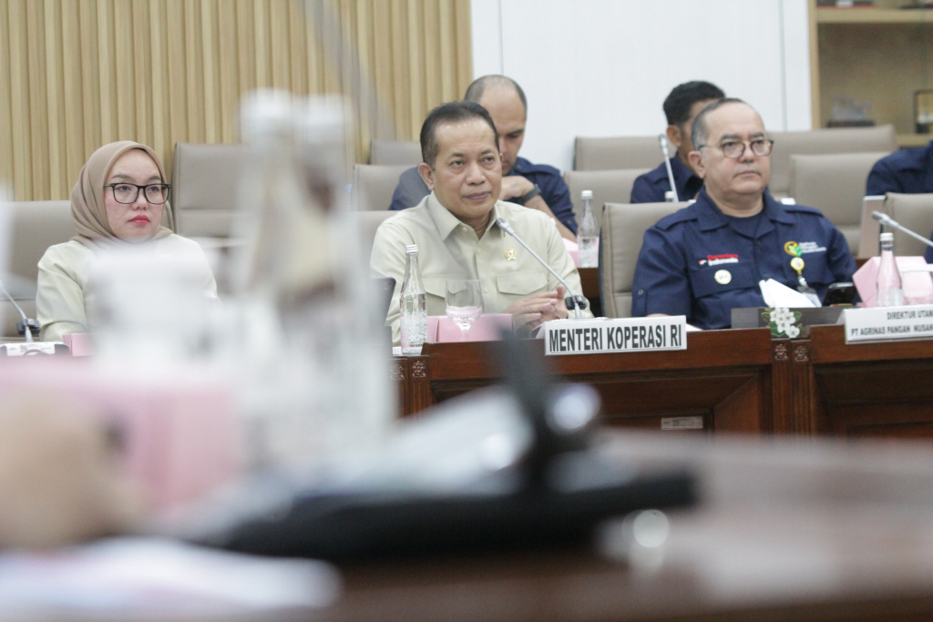 Komisi VI menggelar raker dengan Menkop Ferry Juliantono membahas infrastruktur koperasi desa merah putih (Ashar/SinPo.id)