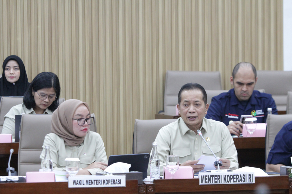 Komisi VI menggelar raker dengan Menkop Ferry Juliantono membahas infrastruktur koperasi desa merah putih (Ashar/SinPo.id)