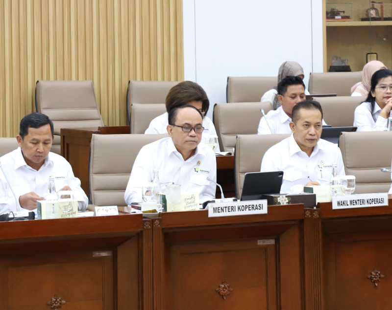 Komisi VI DPR gelar raker dengan Menteri Koperasi Budi Arie membahas Koperasi Desa Merah Putih (Ashar/SinPo.id)