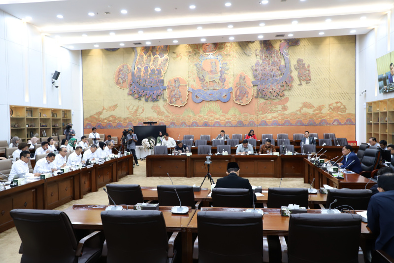 Komisi VI DPR gelar raker dengan Menteri Koperasi Budi Arie membahas Koperasi Desa Merah Putih (Ashar/SinPo.id)