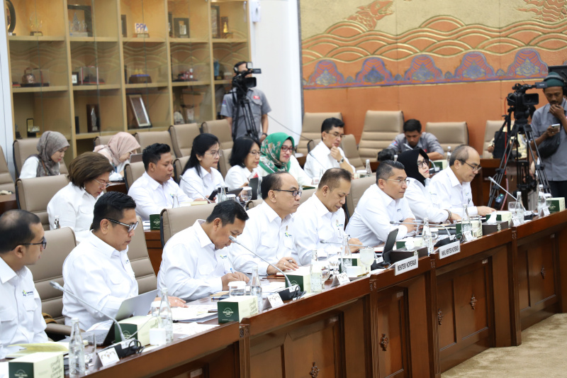 Komisi VI DPR gelar raker dengan Menteri Koperasi Budi Arie membahas Koperasi Desa Merah Putih (Ashar/SinPo.id)