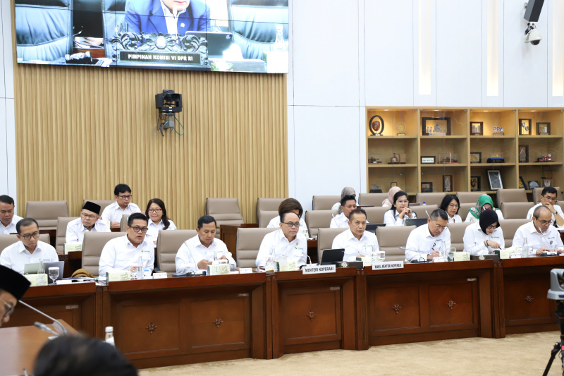 Komisi VI DPR gelar raker dengan Menteri Koperasi Budi Arie membahas Koperasi Desa Merah Putih (Ashar/SinPo.id)