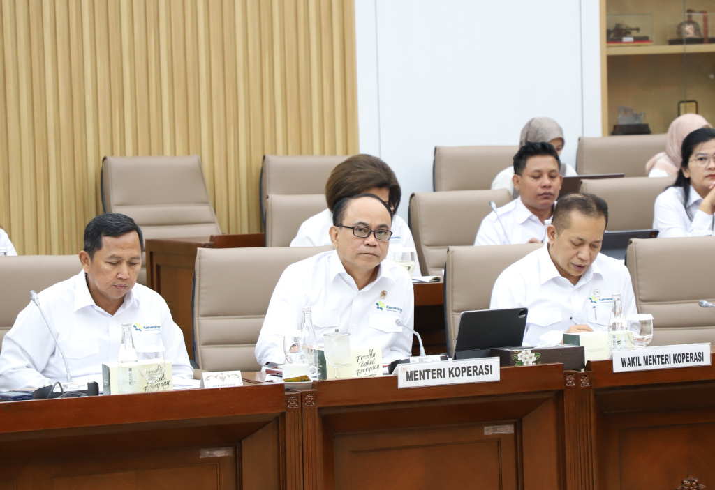 Komisi VI DPR gelar raker dengan Menteri Koperasi Budi Arie membahas Koperasi Desa Merah Putih (Ashar/SinPo.id)
