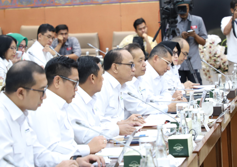 Komisi VI DPR gelar raker dengan Menteri Koperasi Budi Arie membahas Koperasi Desa Merah Putih (Ashar/SinPo.id)
