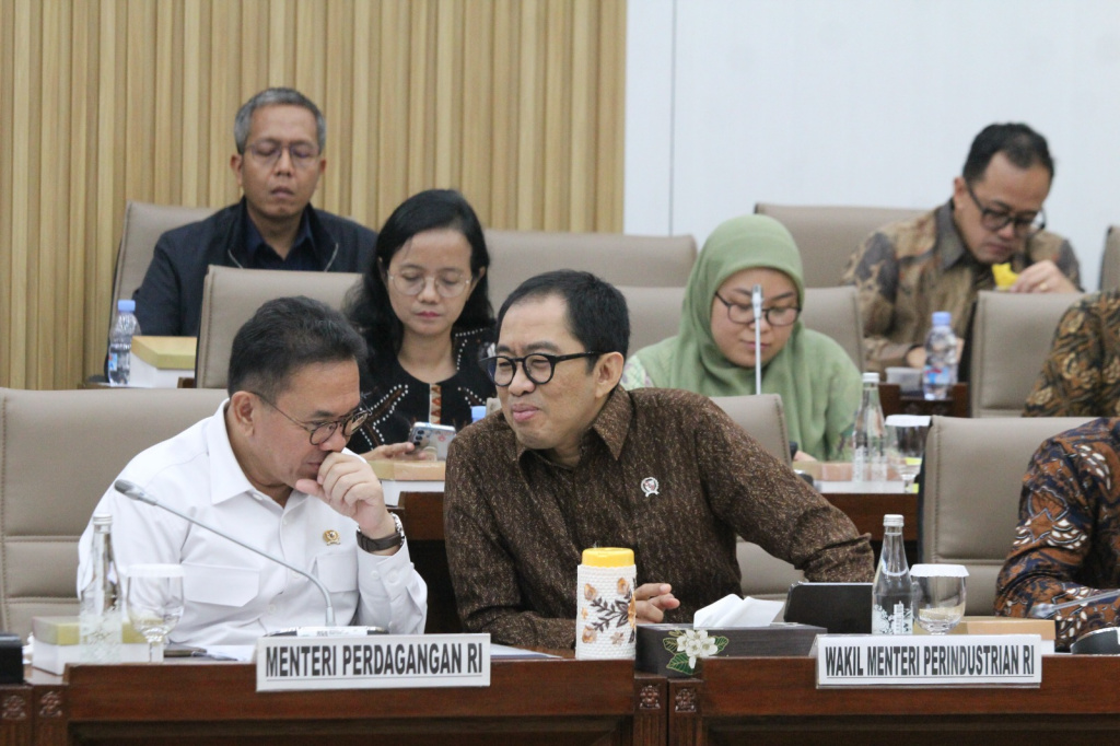 Komisi VI DPR menggelar Rapat Kerja dengan Menteri Perdagangan, Wamentan, Wamen Perindustrian membahas RUU Perlindungan Konsumen (Ashar/SinPo.id)