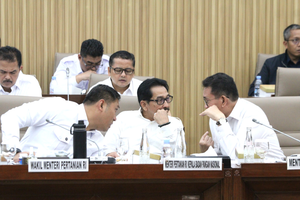 Komisi VI DPR menggelar Rapat Kerja dengan Menteri Perdagangan, Wamentan, Wamen Perindustrian membahas RUU Perlindungan Konsumen (Ashar/SinPo.id)