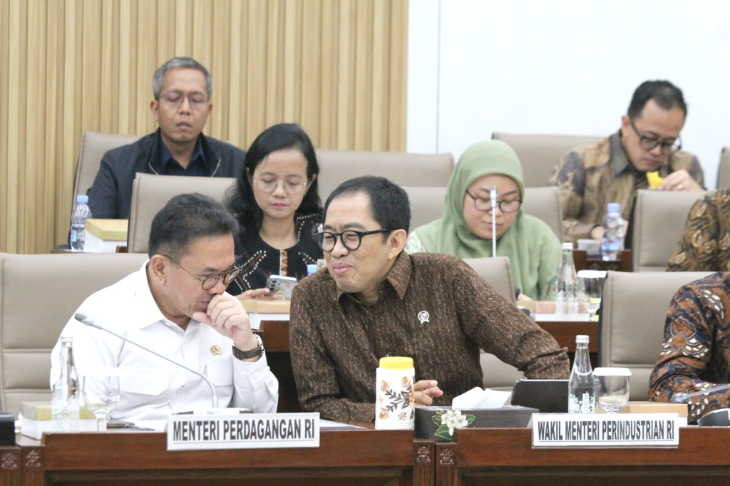 Komisi VI DPR menggelar Rapat Kerja dengan Menteri Perdagangan, Wamentan, Wamen Perindustrian membahas RUU Perlindungan Konsumen (Ashar/SinPo.id)