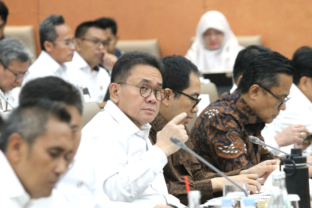 Komisi VI DPR menggelar Rapat Kerja dengan Menteri Perdagangan, Wamentan, Wamen Perindustrian membahas RUU Perlindungan Konsumen (Ashar/SinPo.id)