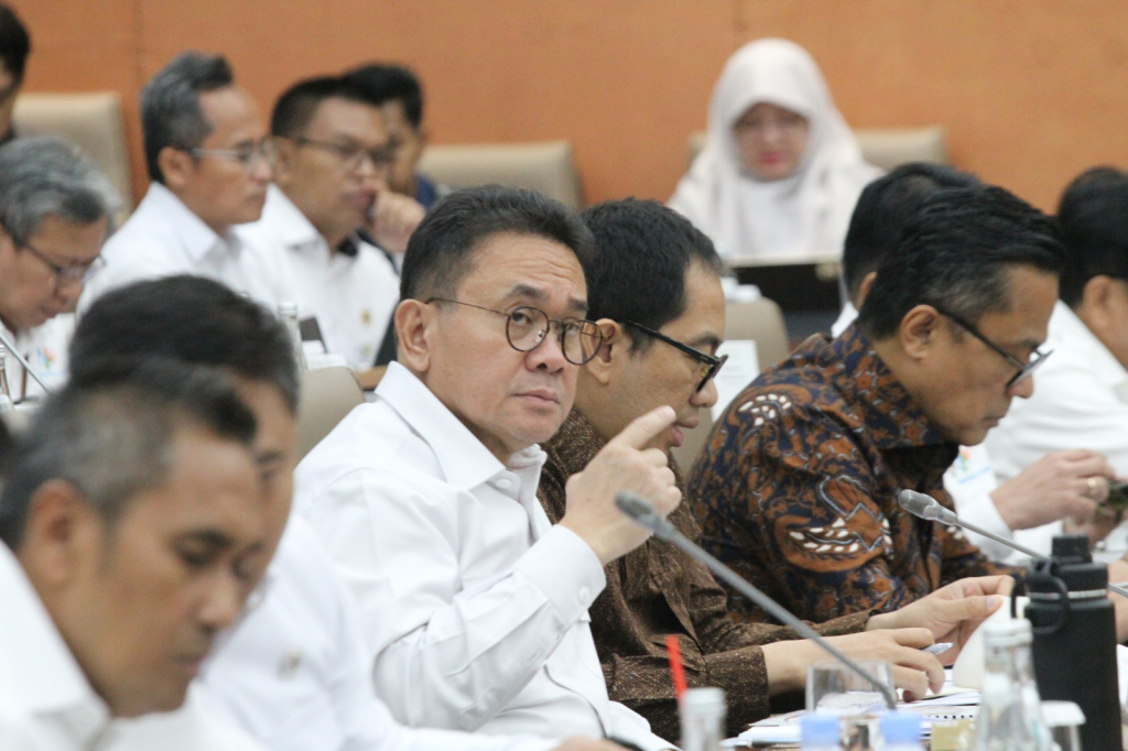 Komisi VI DPR menggelar Rapat Kerja dengan Menteri Perdagangan, Wamentan, Wamen Perindustrian membahas RUU Perlindungan Konsumen (Ashar/SinPo.id)