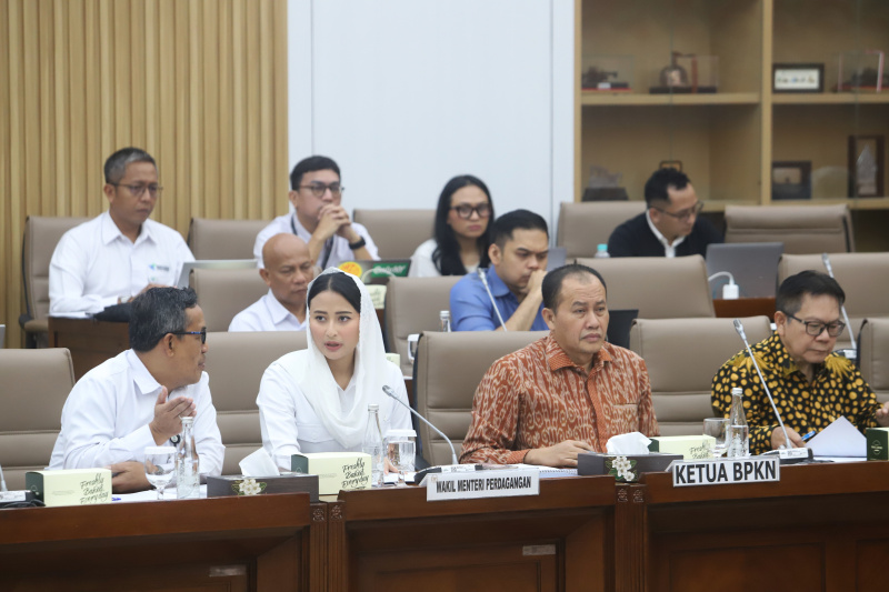 Komisi VI gelar raker dengan Wakil Menteri Perdagangan Dyah Roro Esti Widya Putri membahas Anggaran TA 2026 (Ashar/SinPo.id)