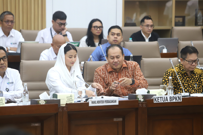 Komisi VI gelar raker dengan Wakil Menteri Perdagangan Dyah Roro Esti Widya Putri membahas Anggaran TA 2026 (Ashar/SinPo.id)