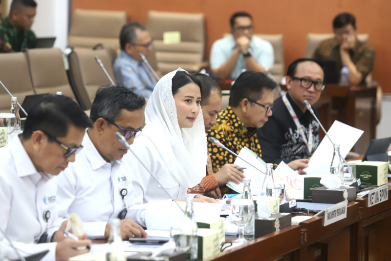 Komisi VI gelar raker dengan Wakil Menteri Perdagangan Dyah Roro Esti Widya Putri membahas Anggaran TA 2026 (Ashar/SinPo.id)