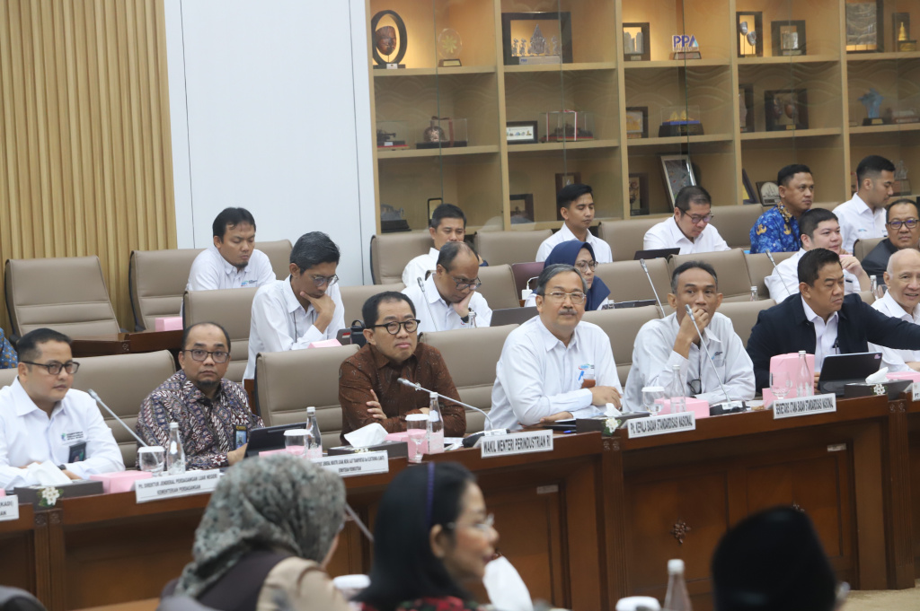 Komisi VI DPR menggelar raker dengan Wamenprin dan PT Krakatau Steel (Ashar/SinPo.id)