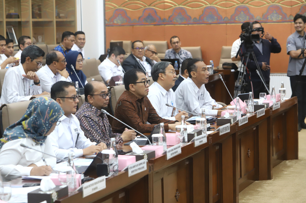 Komisi VI DPR menggelar raker dengan Wamenprin dan PT Krakatau Steel (Ashar/SinPo.id)