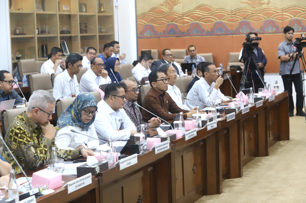 Komisi VI DPR menggelar raker dengan Wamenprin dan PT Krakatau Steel (Ashar/SinPo.id)