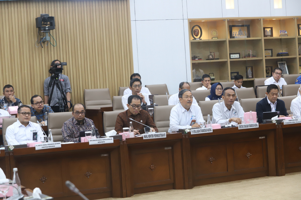 Komisi VI DPR menggelar raker dengan Wamenprin dan PT Krakatau Steel (Ashar/SinPo.id)